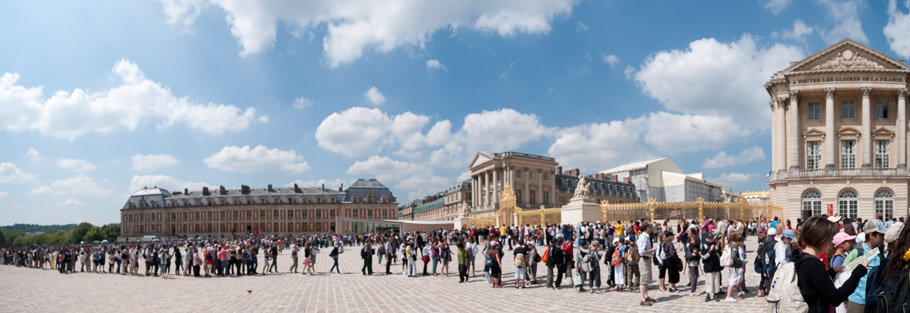 Super long line waiting to get into Versailles